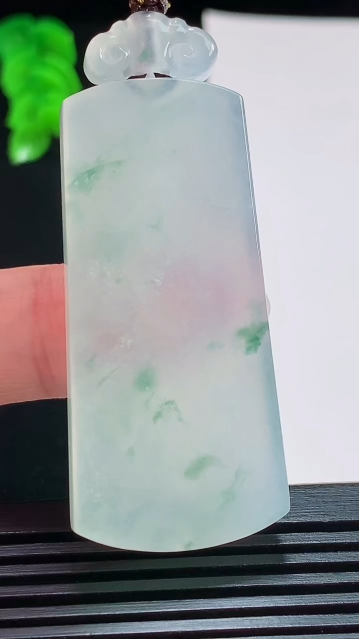天然A货翡翠种飘花无事牌吊坠，尺寸50-23-6 重量:22.07g
8月9日