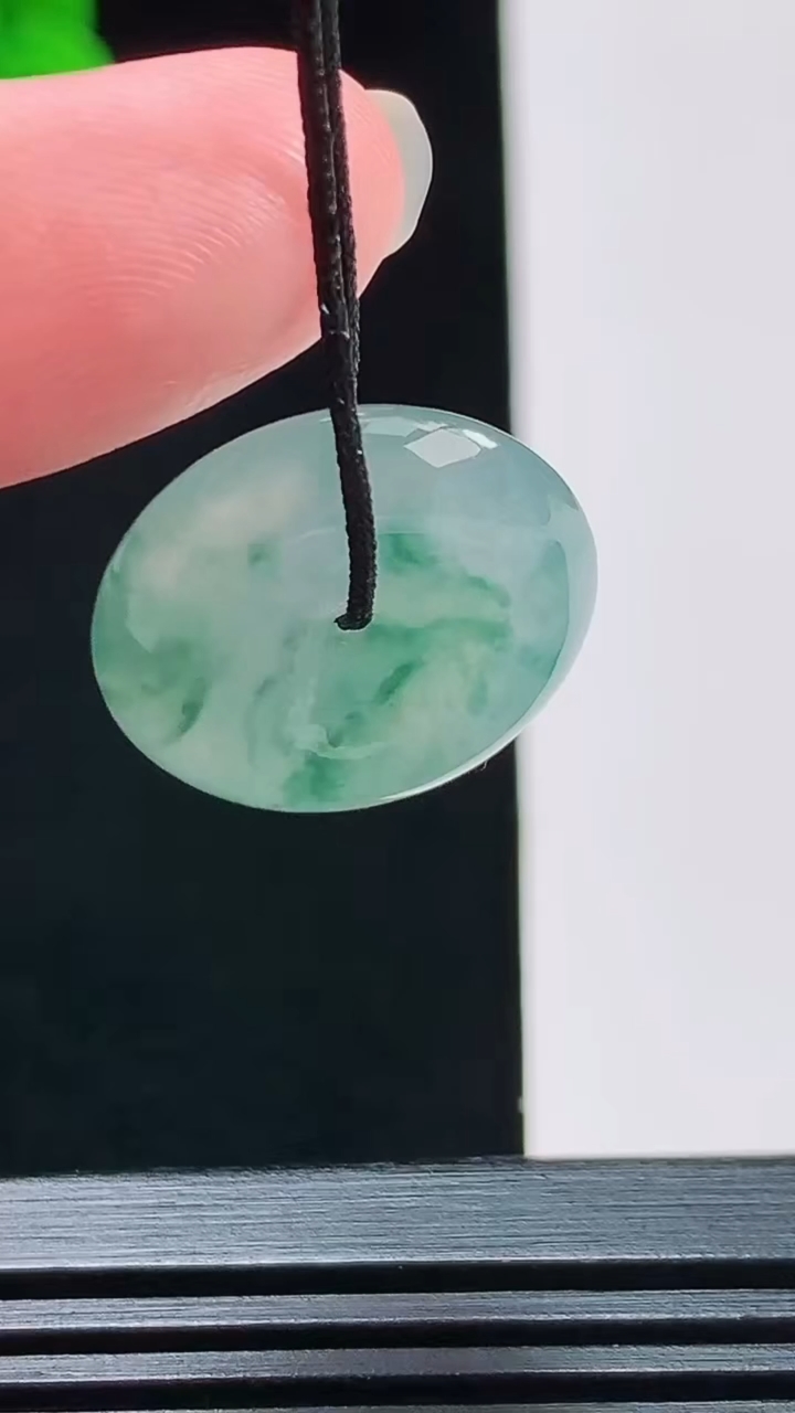 天然A货翡翠飘花平安扣吊坠，尺寸20-5.2 重量:4.26g
8月9日