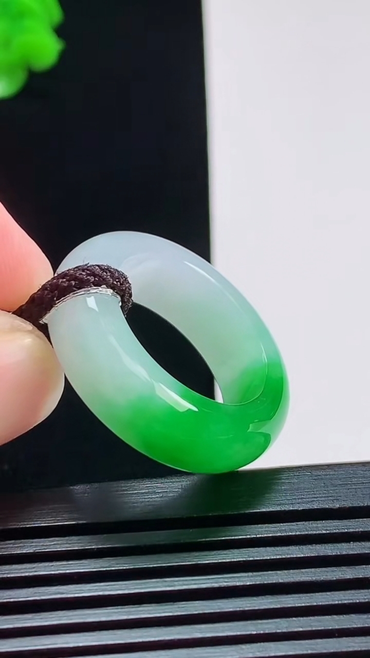 天然A货翡翠玉指环 戒指，尺寸18-8-5 重量:8.00g2026年8月9日
工厂直销收藏佳品,种好水足，色泽均匀，有种有色，上手高大气！