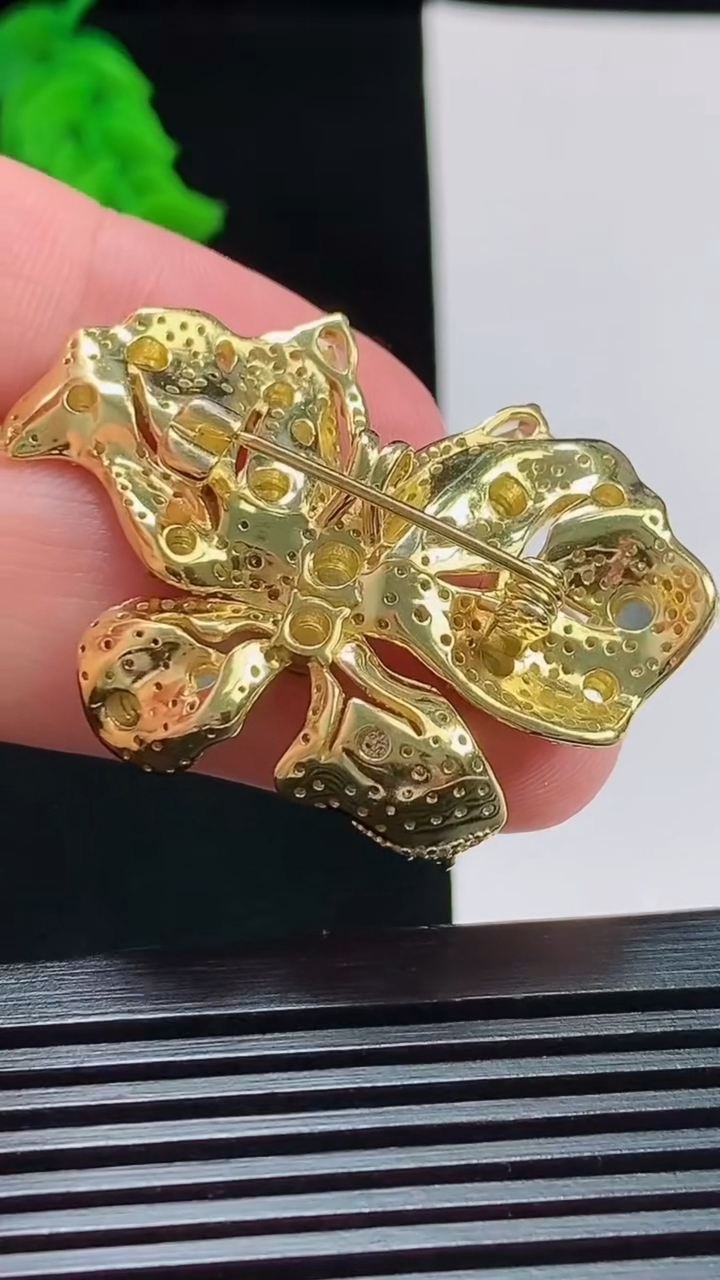 天然A货翡翠蝴蝶胸针，尺寸31-40.8-5，裸石3 重量:14.00g
8月9日