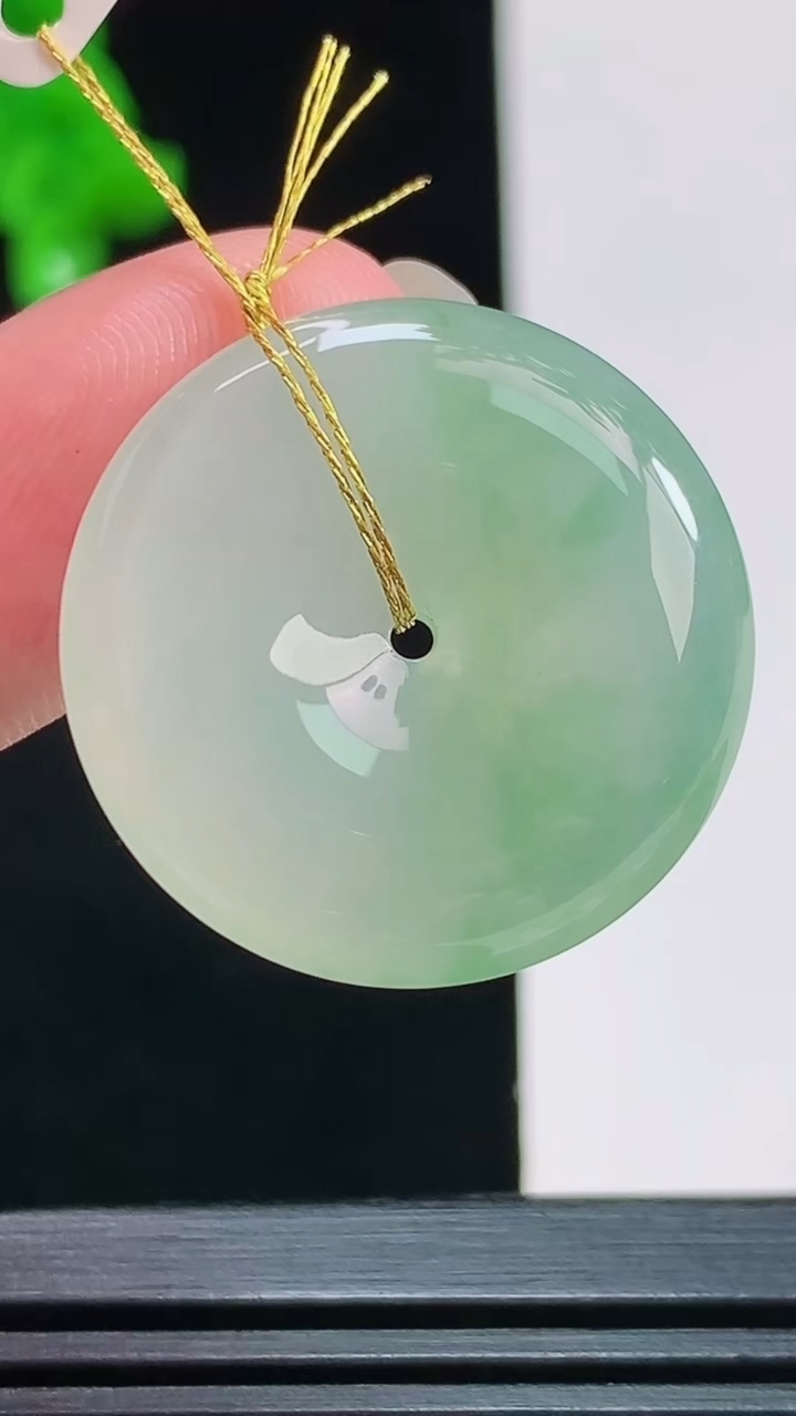天然A货翡翠平安吊坠，尺寸25-6 重量:7.68g
8月9日