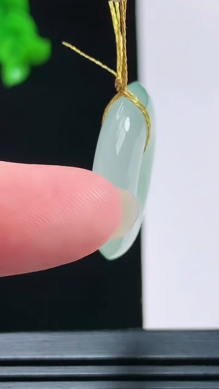 天然A货翡翠平安吊坠，尺寸25-6 重量:7.68g
8月9日