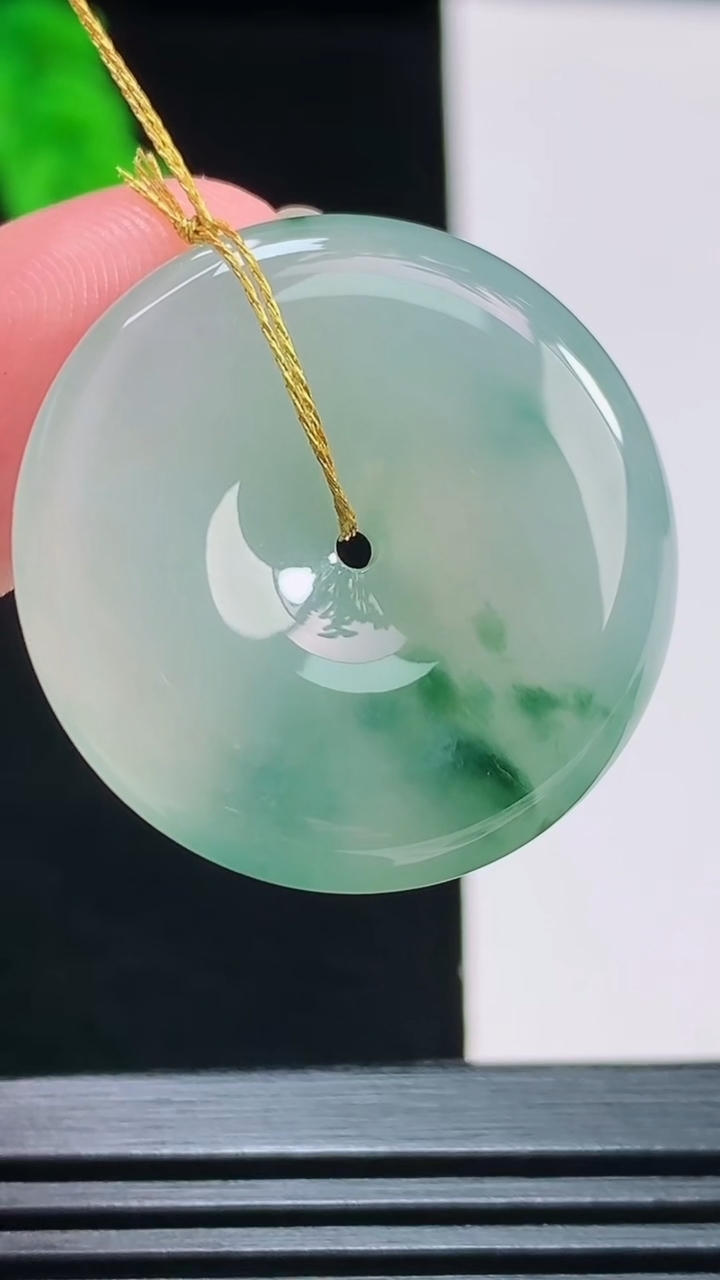 天然A货翡翠冰种飘花平安扣吊坠，尺寸28.5-6.2 重量:10.74g
8月9日