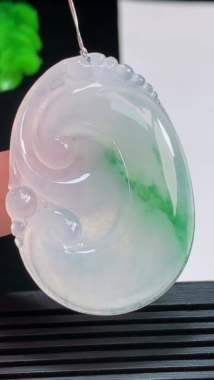 天然A货翡翠如意吊坠，尺寸45-31.5-5.6 重量:15.77g
8月9日