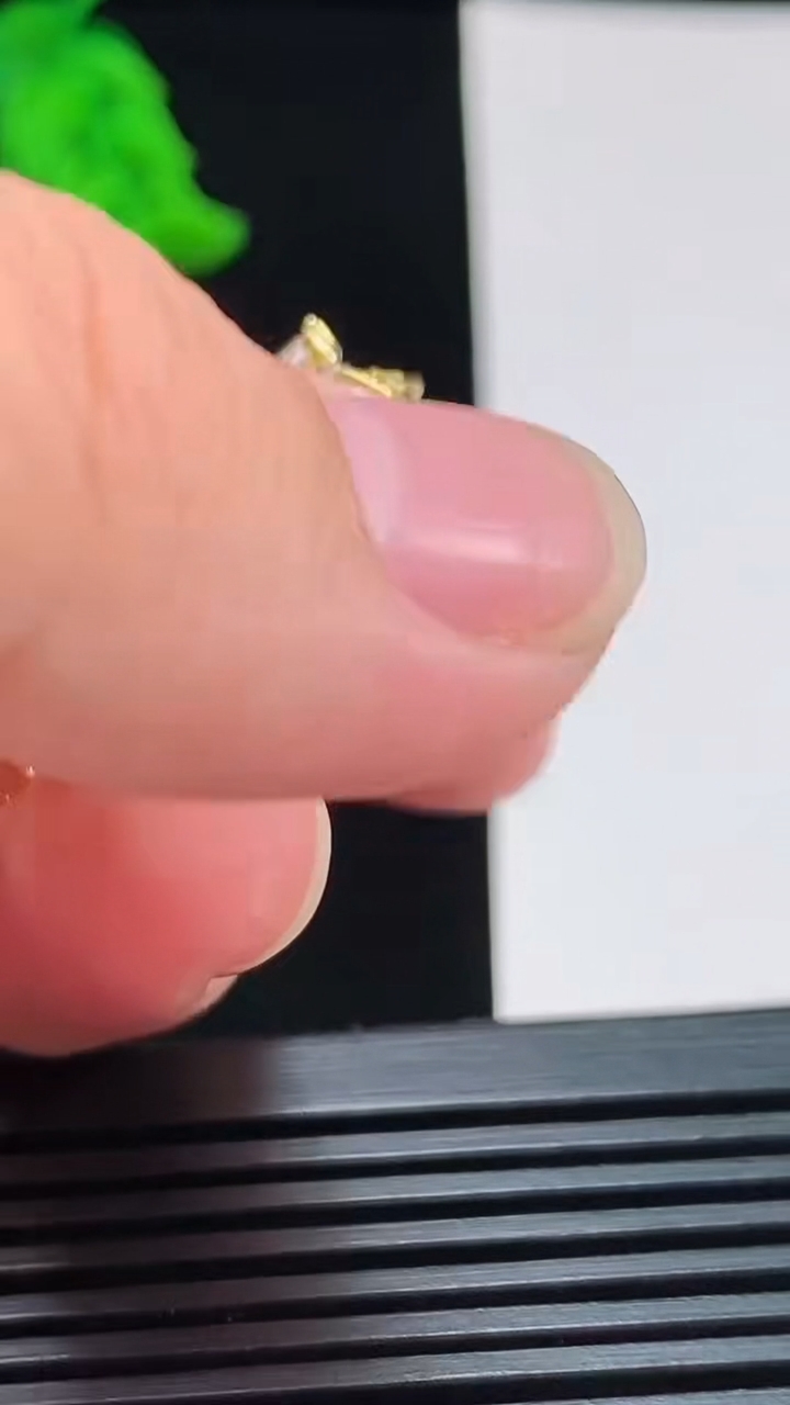 天然A货翡翠蝴蝶胸针，尺寸31-40.8-5，裸石3 重量:14.00g
8月9日