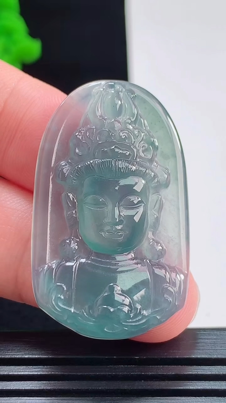 天然A货翡翠观音头吊坠，尺寸40-24-5.2 重量:8.89g
8月9日
