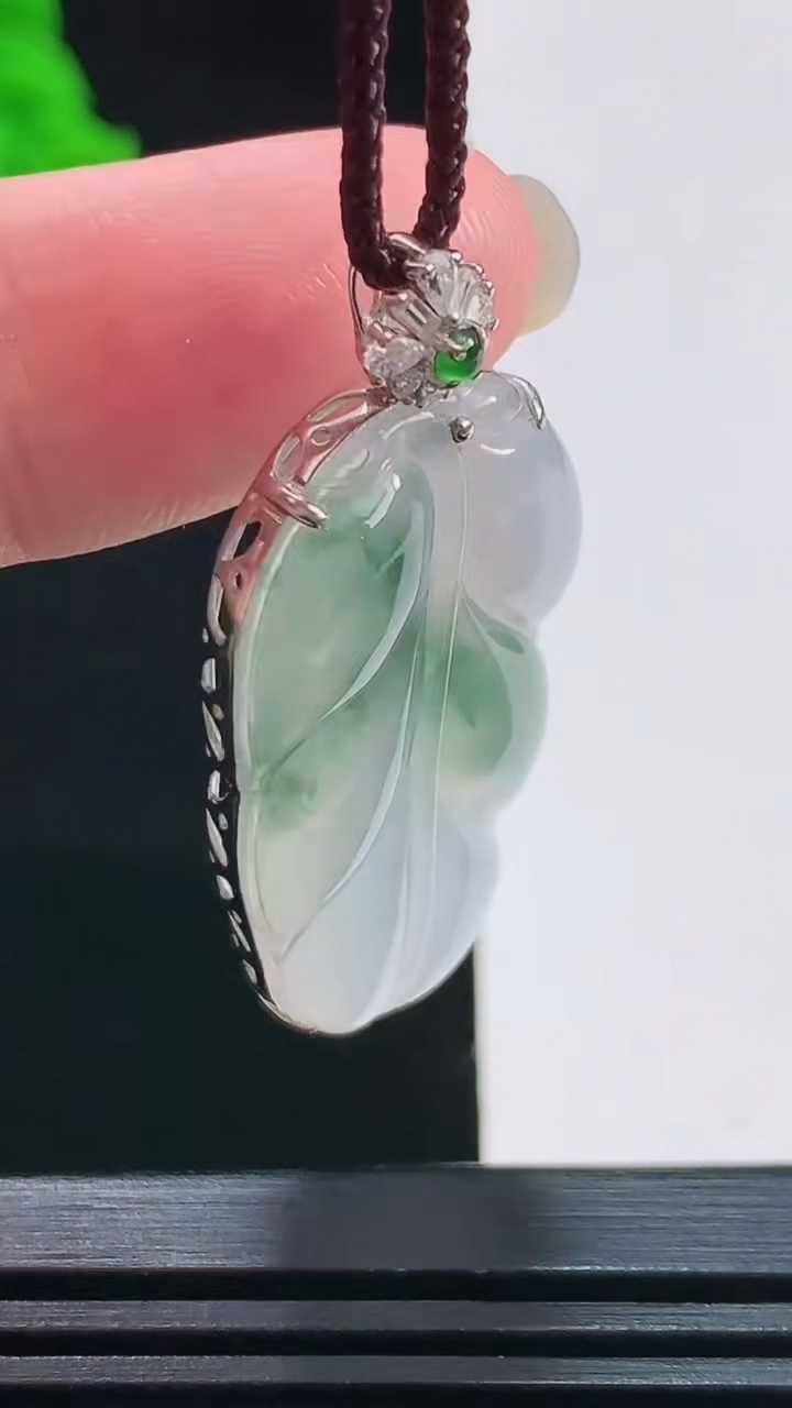 天然A货翡翠种飘花金枝玉叶 叶子吊坠，尺寸40-18-6，裸石32-18 重量:5.45g
8月9日