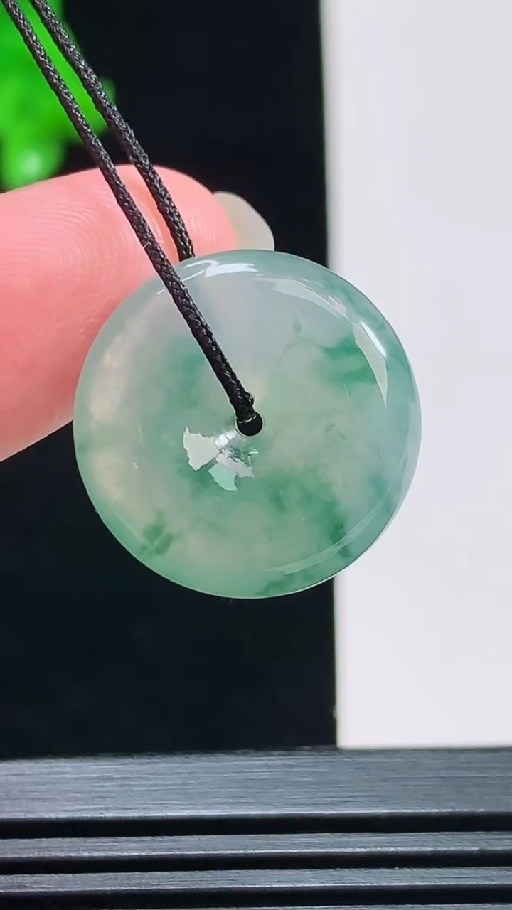 天然A货翡翠飘花平安扣吊坠，尺寸20-5.2 重量:4.26g
8月9日