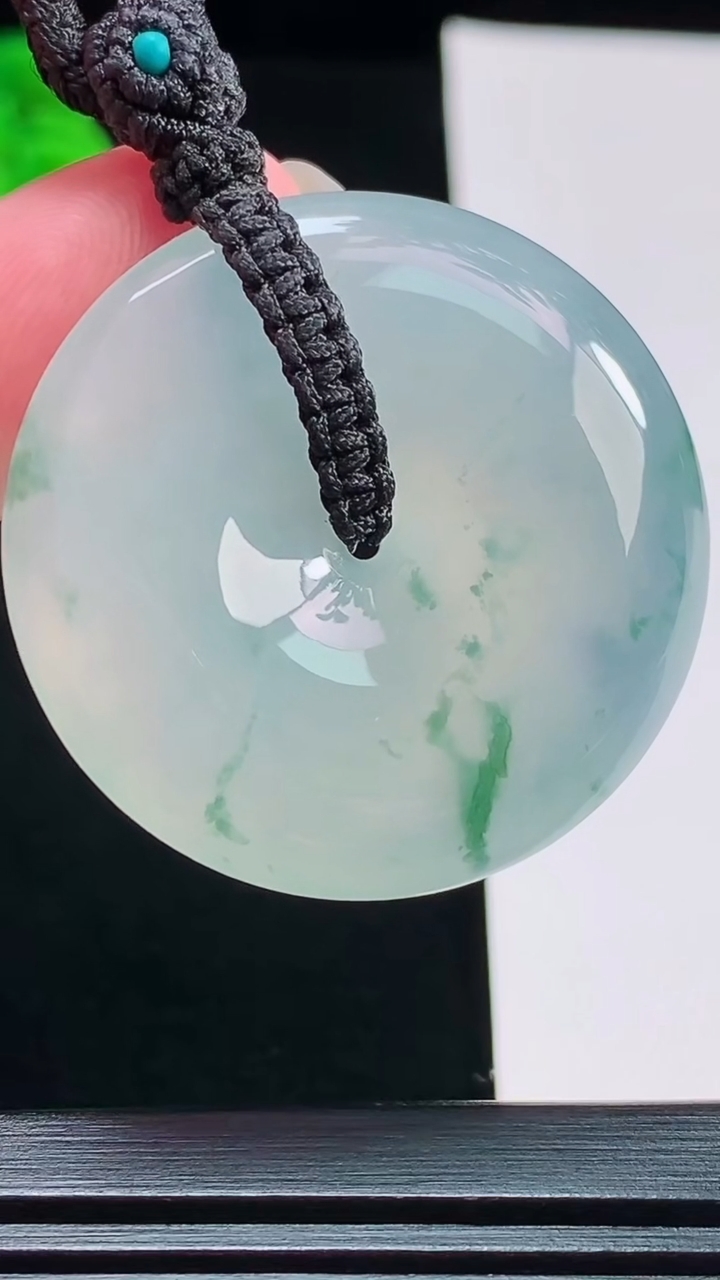 天然A货翡翠种飘花平安扣吊坠，尺寸35.5-7.6 重量:24.26g
8月9日