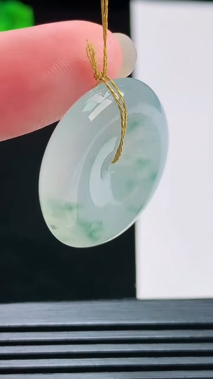 天然A货翡翠冰种飘花平安扣吊坠，尺寸25.6-5.6 重量:7.78g
8月9日
