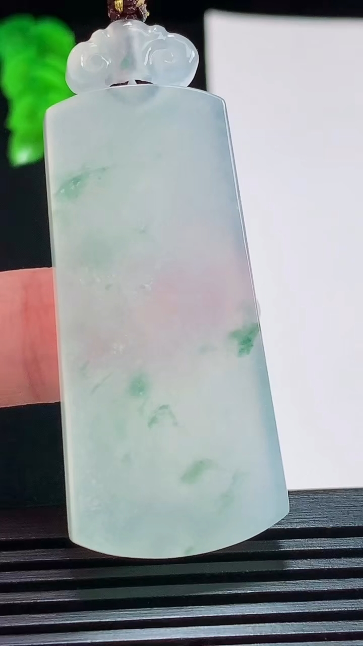 天然A货翡翠种飘花无事牌吊坠，尺寸50-23-6 重量:22.07g
8月9日