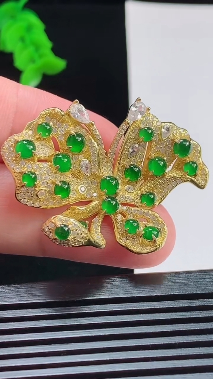 天然A货翡翠蝴蝶胸针，尺寸31-40.8-5，裸石3 重量:14.00g
8月9日