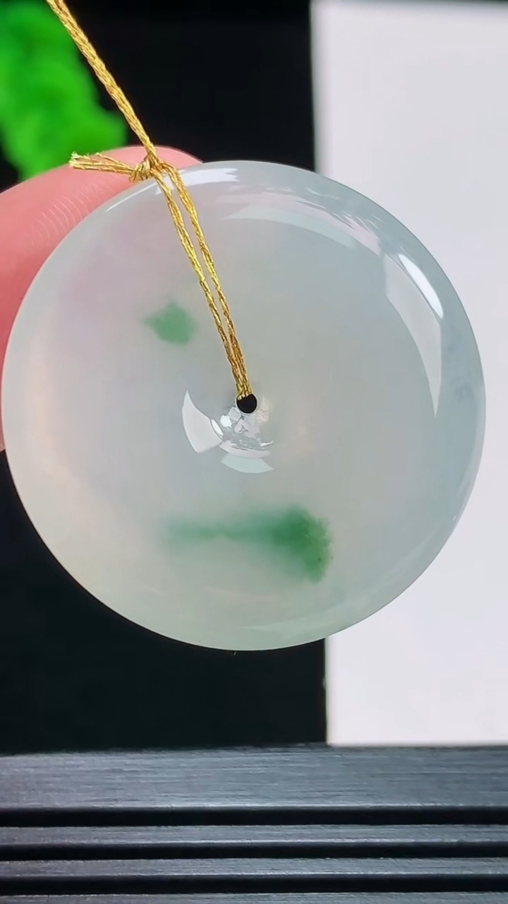 天然A货翡翠飘花平安扣吊坠，尺寸29.5-4.6 重量:8.82g
8月9日