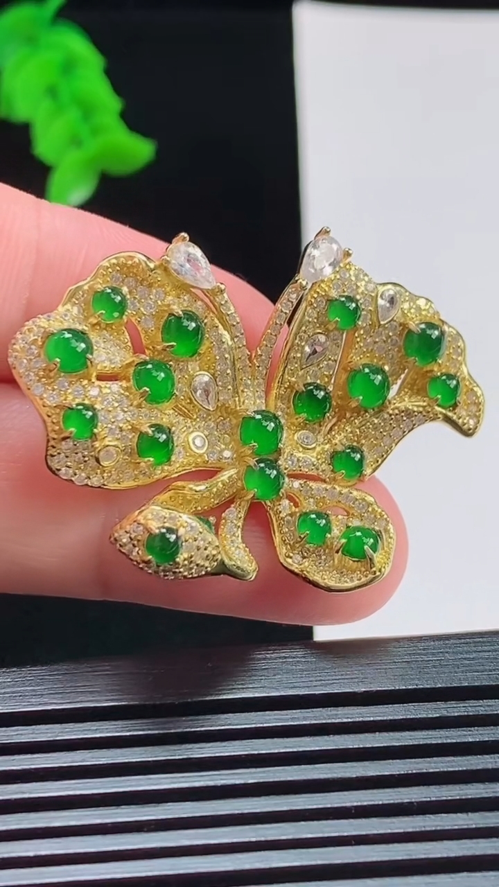 天然A货翡翠蝴蝶胸针，尺寸31-40.8-5，裸石3 重量:14.00g
8月9日