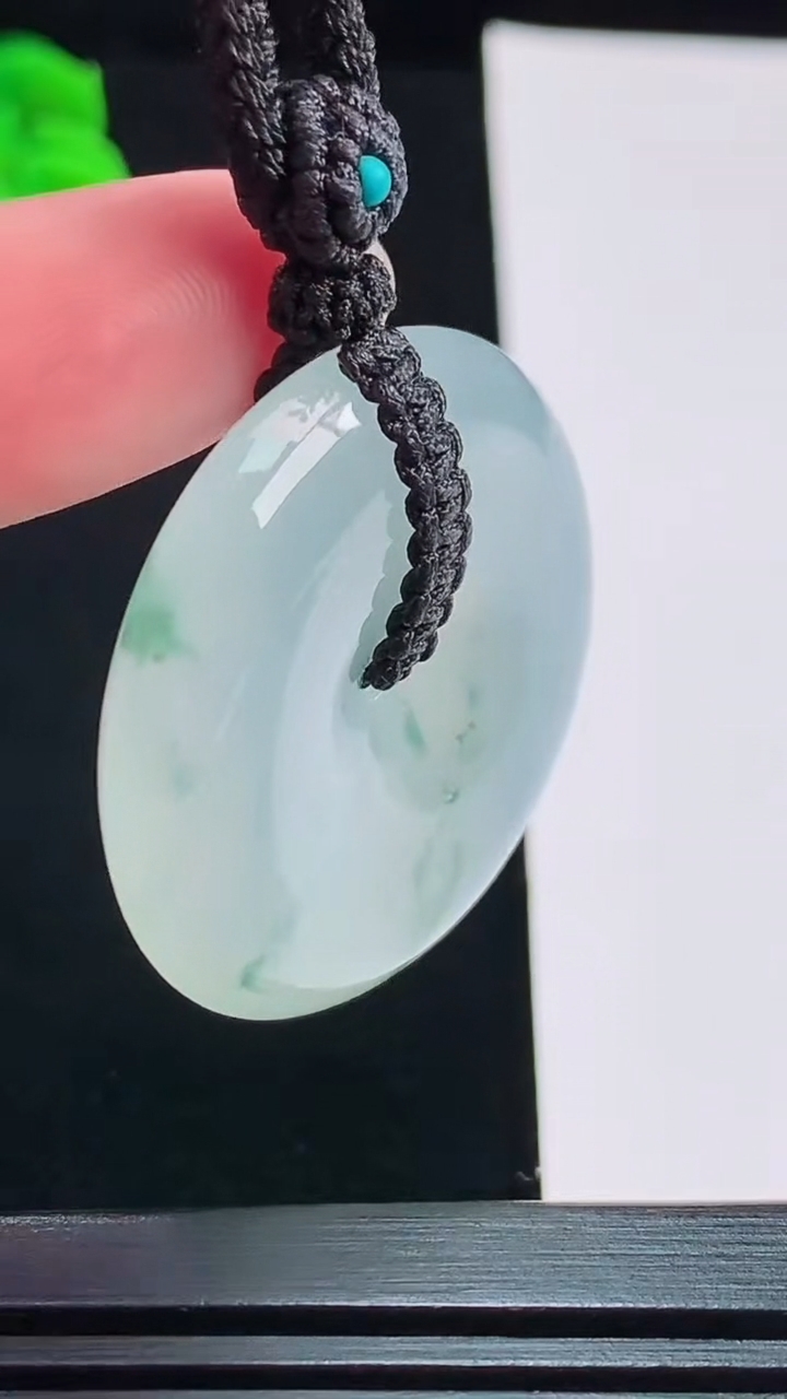 天然A货翡翠种飘花平安扣吊坠，尺寸35.5-7.6 重量:24.26g
8月9日