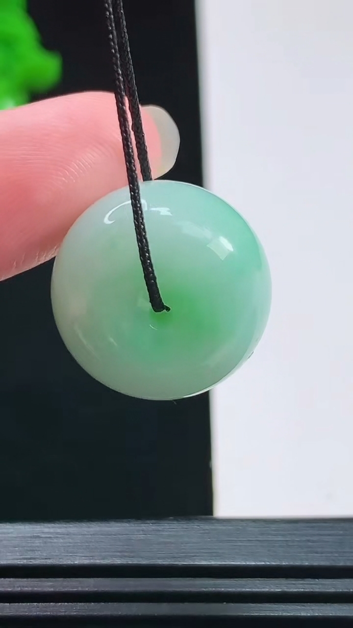天然A货翡翠路路通吊坠，尺寸19-13.5 重量:10.65g
8月9日