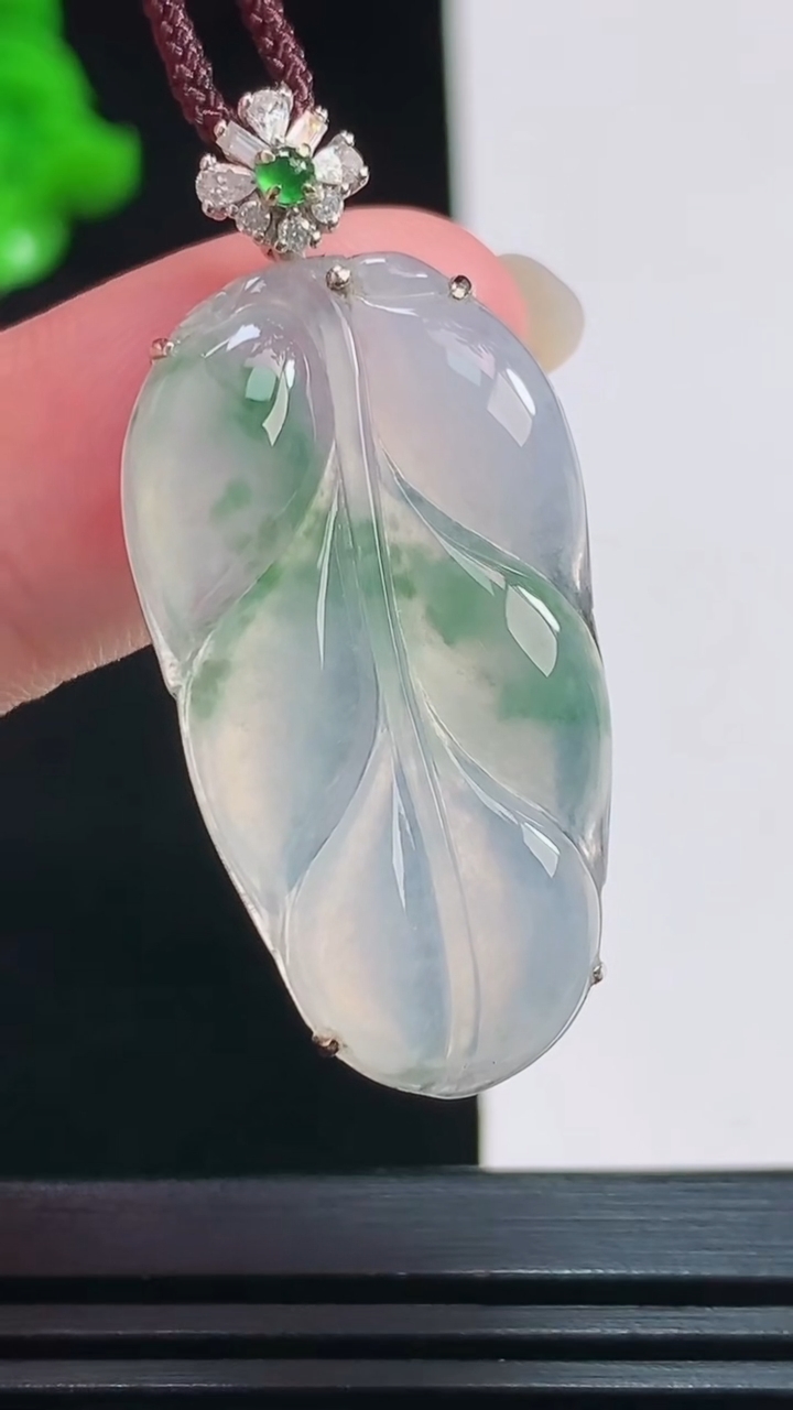 天然A货翡翠种飘花金枝玉叶 叶子吊坠，尺寸40-18-6，裸石32-18 重量:5.45g
8月9日