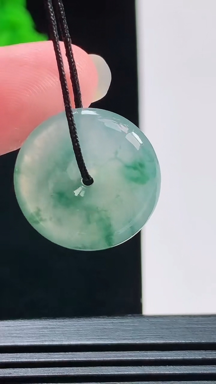 天然A货翡翠飘花平安扣吊坠，尺寸20-5.2 重量:4.26g
8月9日