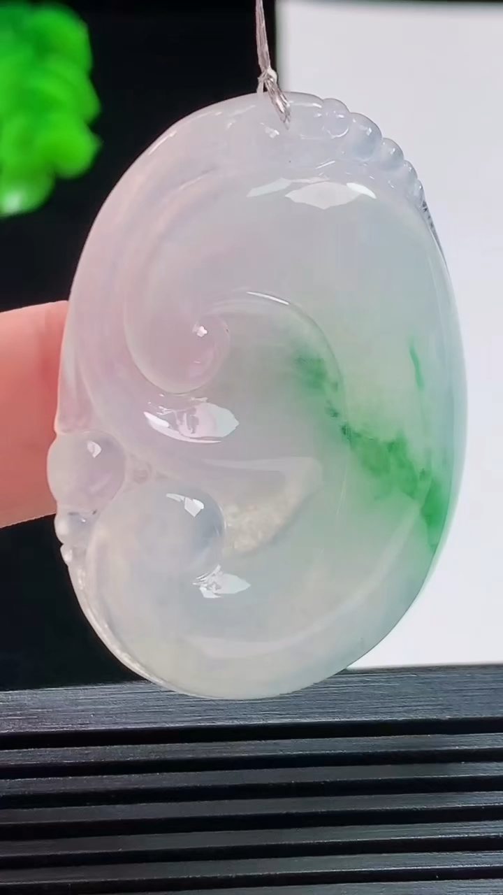 天然A货翡翠如意吊坠，尺寸45-31.5-5.6 重量:15.77g
8月9日