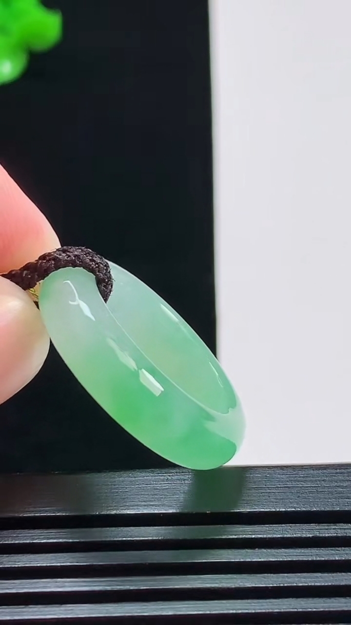天然A货翡翠玉指环 戒指，尺寸17.3-5.6-3.5 重量:4.37g2026年8月9日
工厂直销收藏佳品,种好水足，色泽均匀，有种有色，上手高大气！