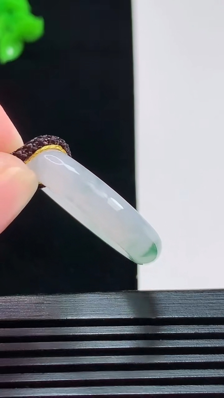 天然A货翡翠飘花玉指环 戒指，尺寸18.6-5-3 重量:3.70g2026年8月9日
工厂直销收藏佳品,种好水足，色泽均匀，有种有色，上手高大气！