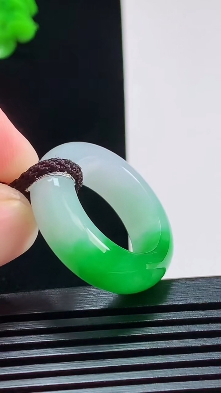 天然A货翡翠玉指环 戒指，尺寸18-8-5 重量:8.00g2026年8月9日
工厂直销收藏佳品,种好水足，色泽均匀，有种有色，上手高大气！