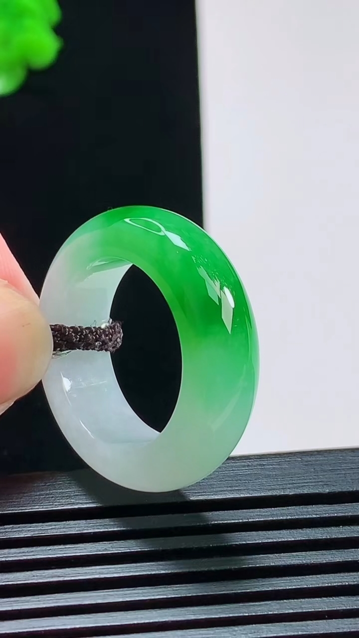 天然A货翡翠玉指环 戒指，尺寸18-8-5 重量:8.00g2026年8月9日
工厂直销收藏佳品,种