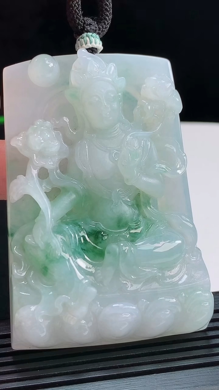 天然A货翡翠飘花大势至菩萨吊坠，尺寸70.6-48-12.8 重量:85.30g
8月9日