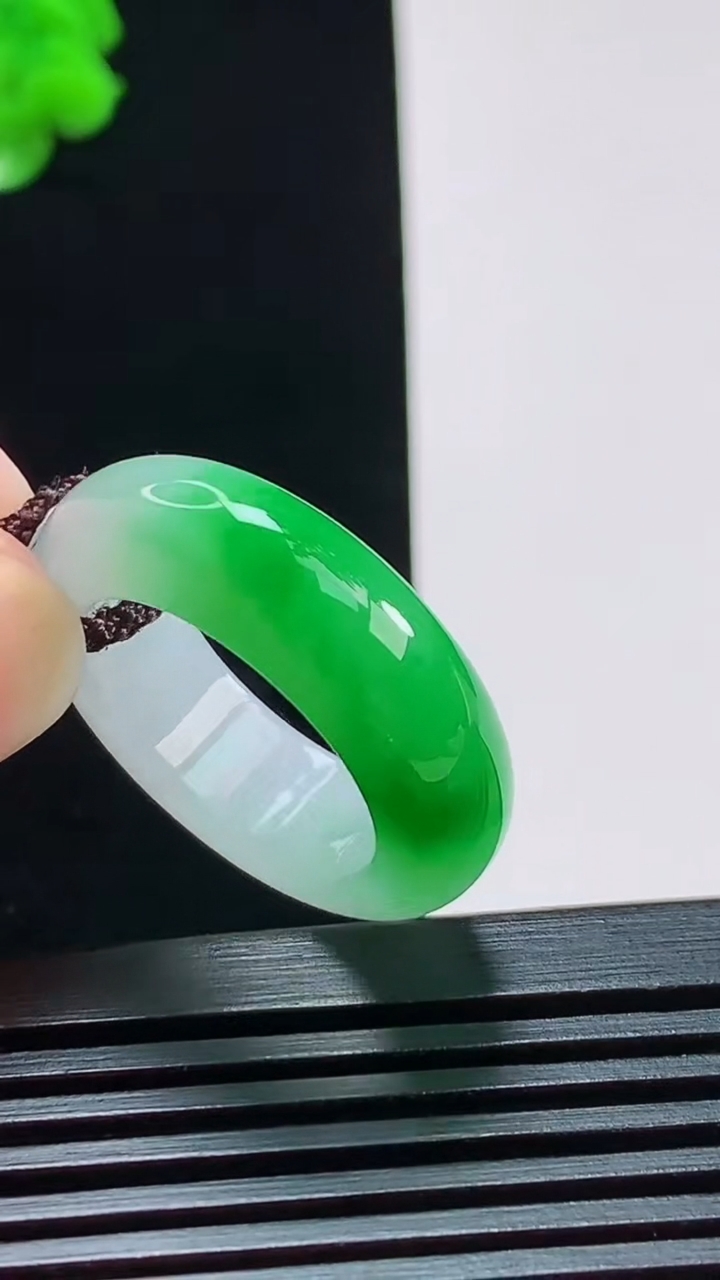 天然A货翡翠玉指环 戒指，尺寸18-8-5 重量:8.00g2026年8月9日
工厂直销收藏佳品,种好水足，色泽均匀，有种有色，上手高大气！