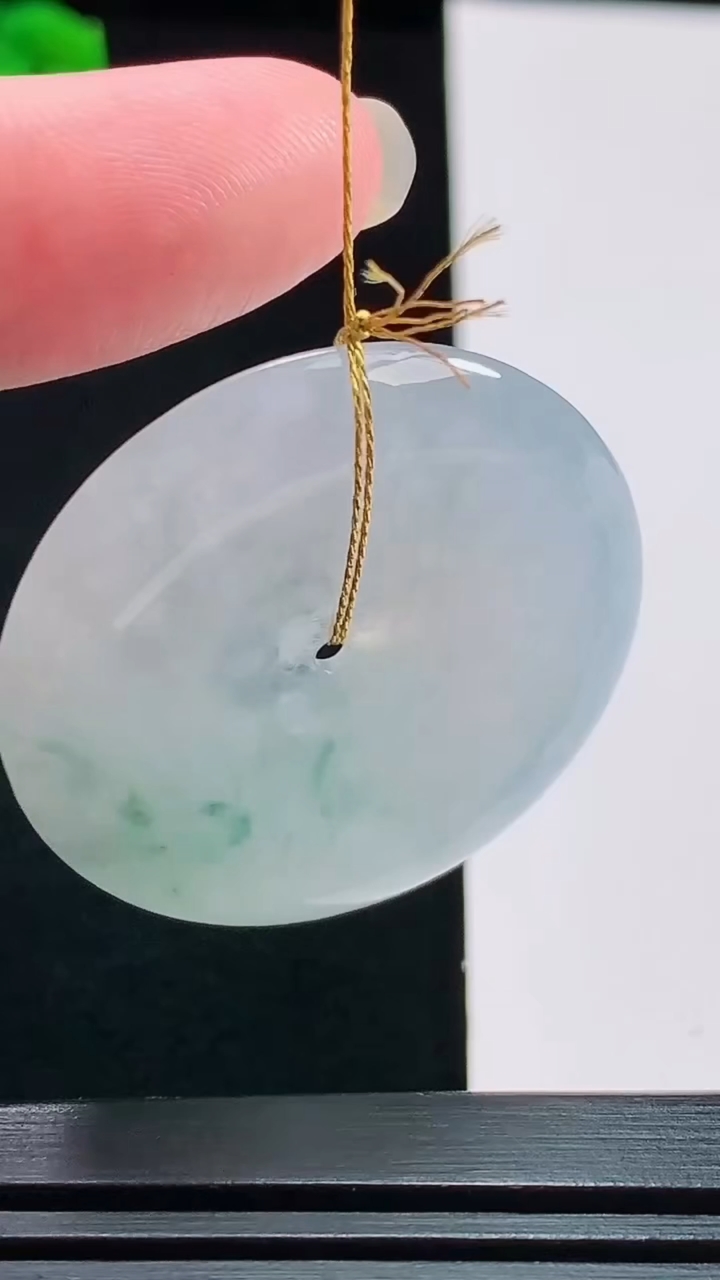 天然A货翡翠飘花平安扣吊坠，尺寸35.5-5.2 重量:14.62g
8月9日