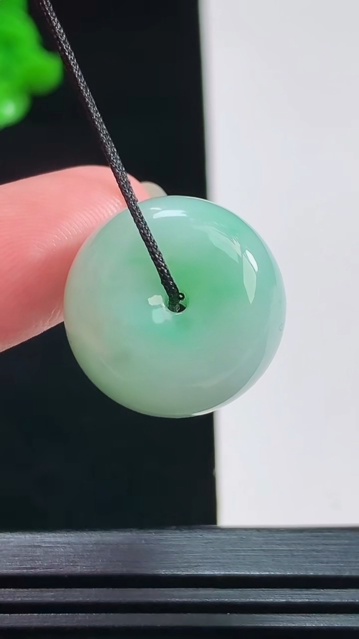 天然A货翡翠路路通吊坠，尺寸19-13.5 重量:10.65g
8月9日