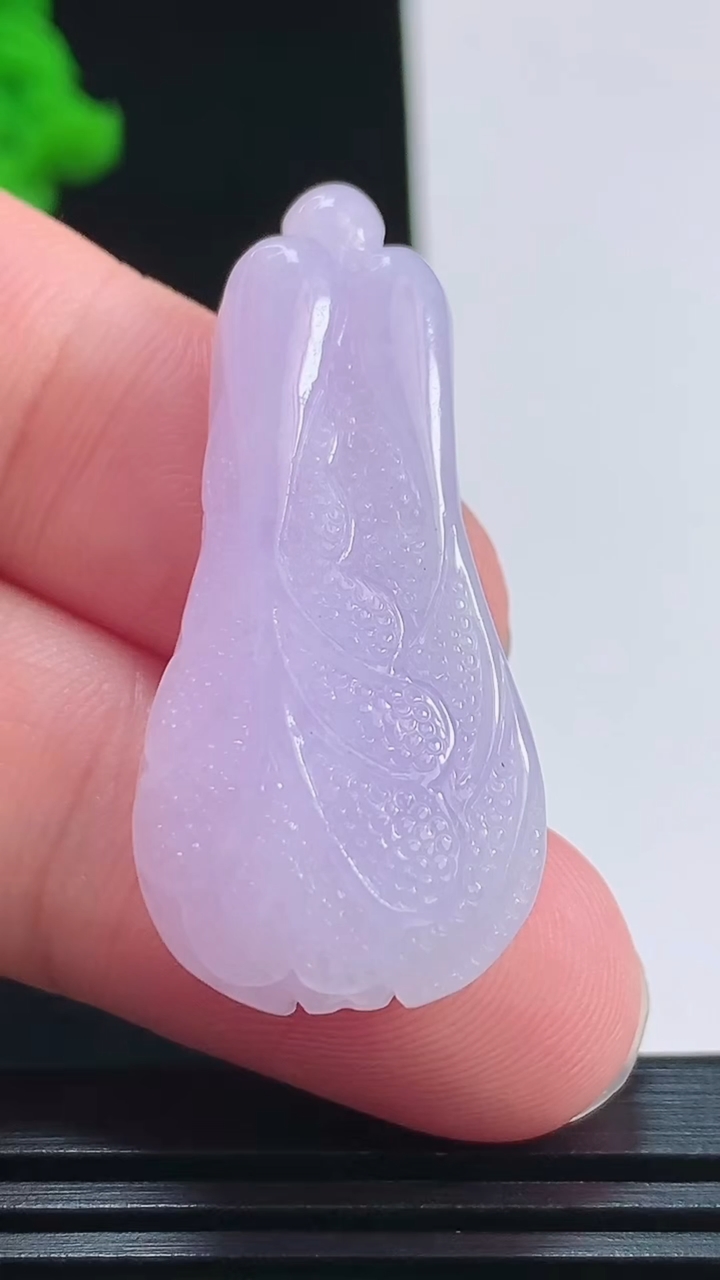 天然A货翡翠紫罗兰白菜吊坠，尺寸40-18.2-9.5 重量:11.19g
8月9日