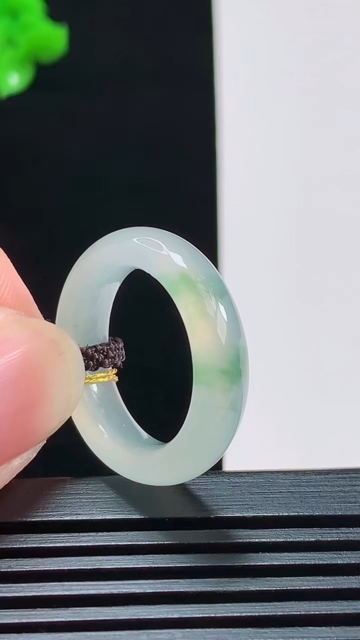 天然A货翡翠冰种飘花玉指环 戒指，尺寸16.8-5.6-3.5 重量:4.29g2026年8月9日
