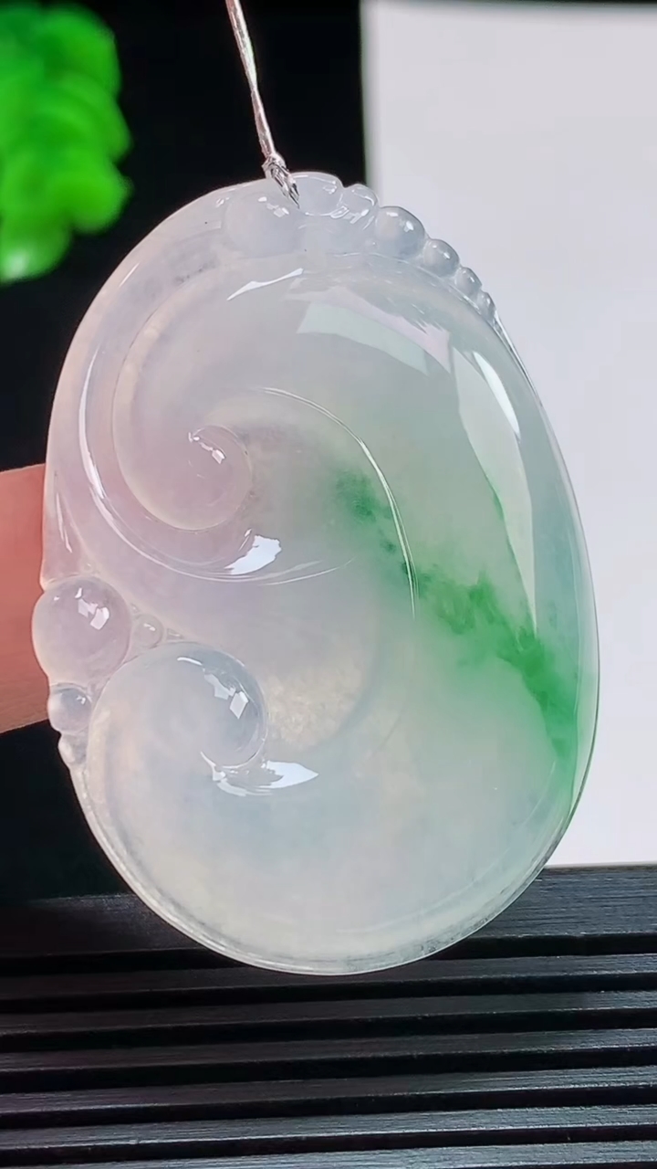 天然A货翡翠如意吊坠，尺寸45-31.5-5.6 重量:15.77g
8月9日