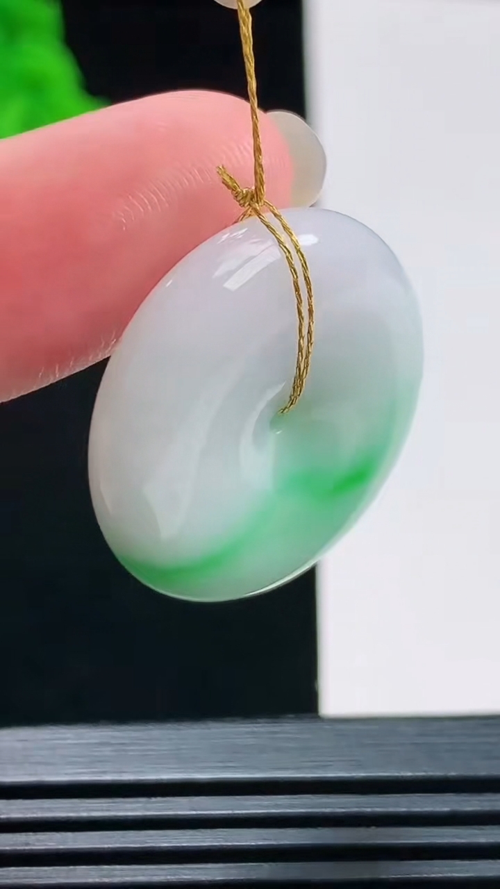 天然A货翡翠平安扣吊坠，尺寸26-6.5 重量:9.51g
8月9日