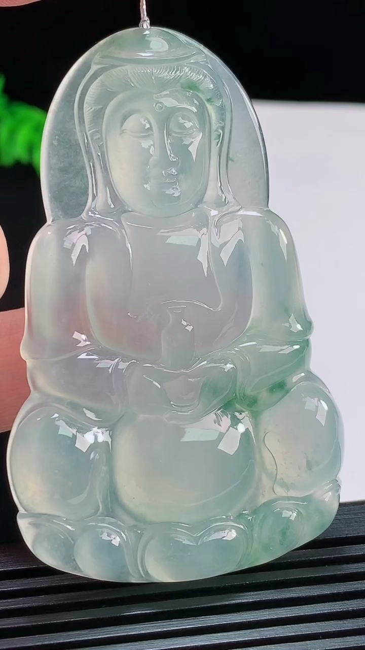 天然A货翡翠种飘花正装观音吊坠，尺寸69.6-42.6-6 重量:33.12g
8月9日