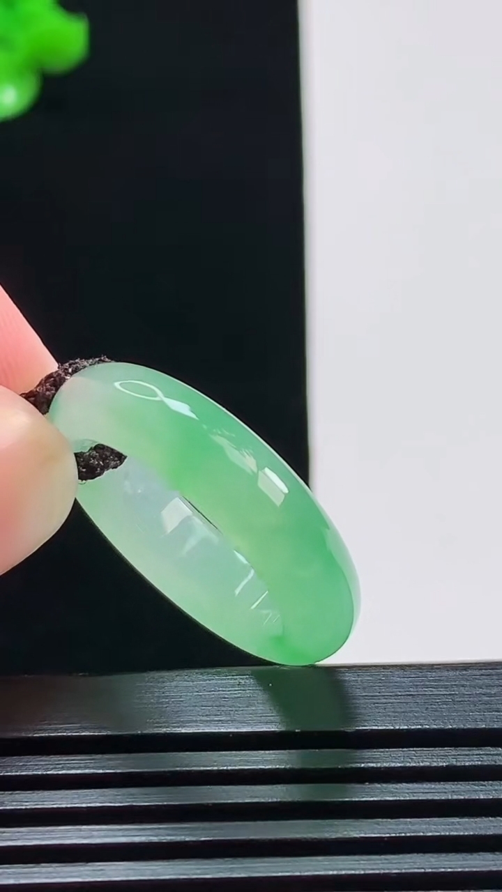 天然A货翡翠玉指环 戒指，尺寸17.3-5.6-3.5 重量:4.37g2026年8月9日
工厂直销收藏佳品,种好水足，色泽均匀，有种有色，上手高大气！