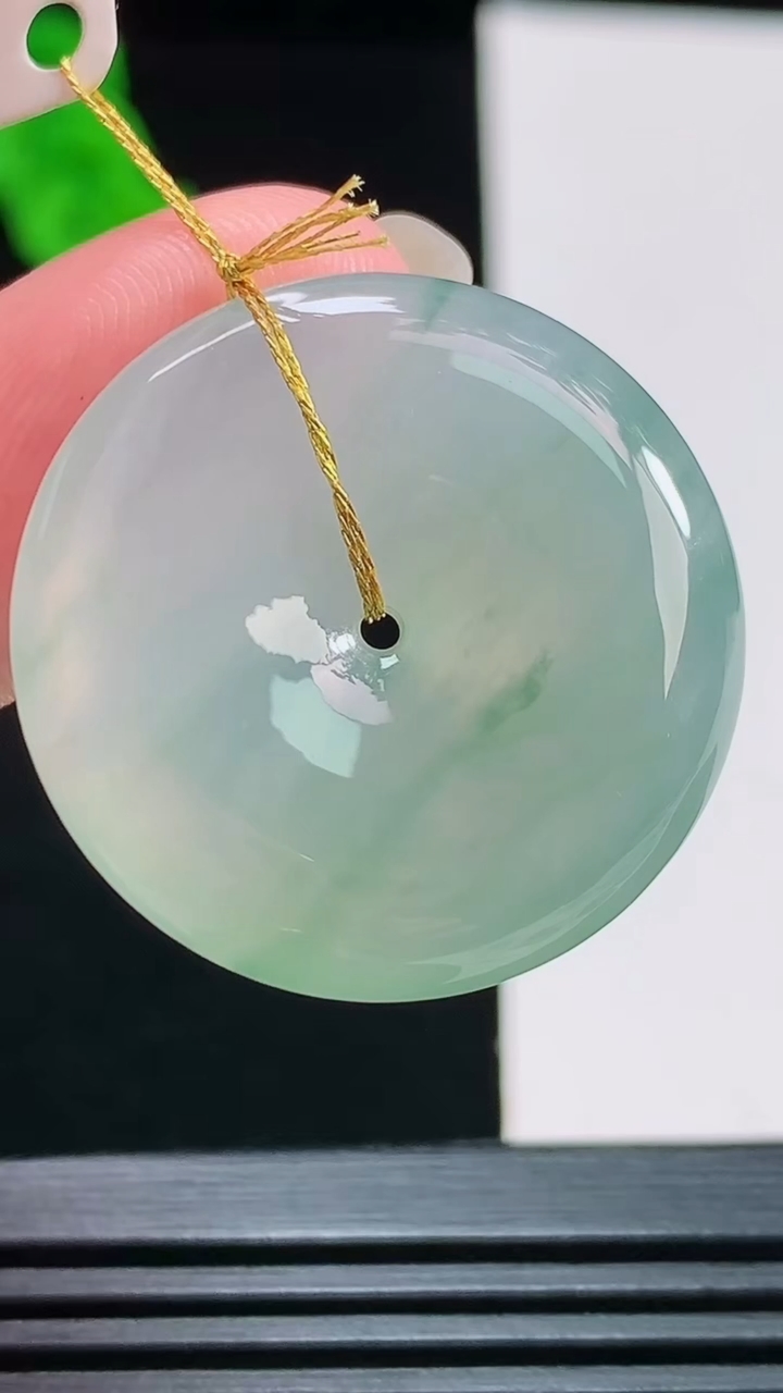 天然A货翡翠冰种飘花平安扣吊坠，尺寸28-5.8 重量:9.50g
8月9日