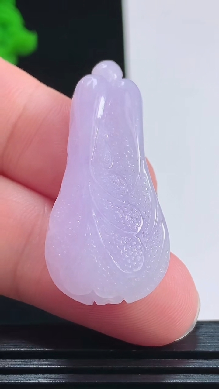 天然A货翡翠紫罗兰白菜吊坠，尺寸40-18.2-9.5 重量:11.19g
8月9日