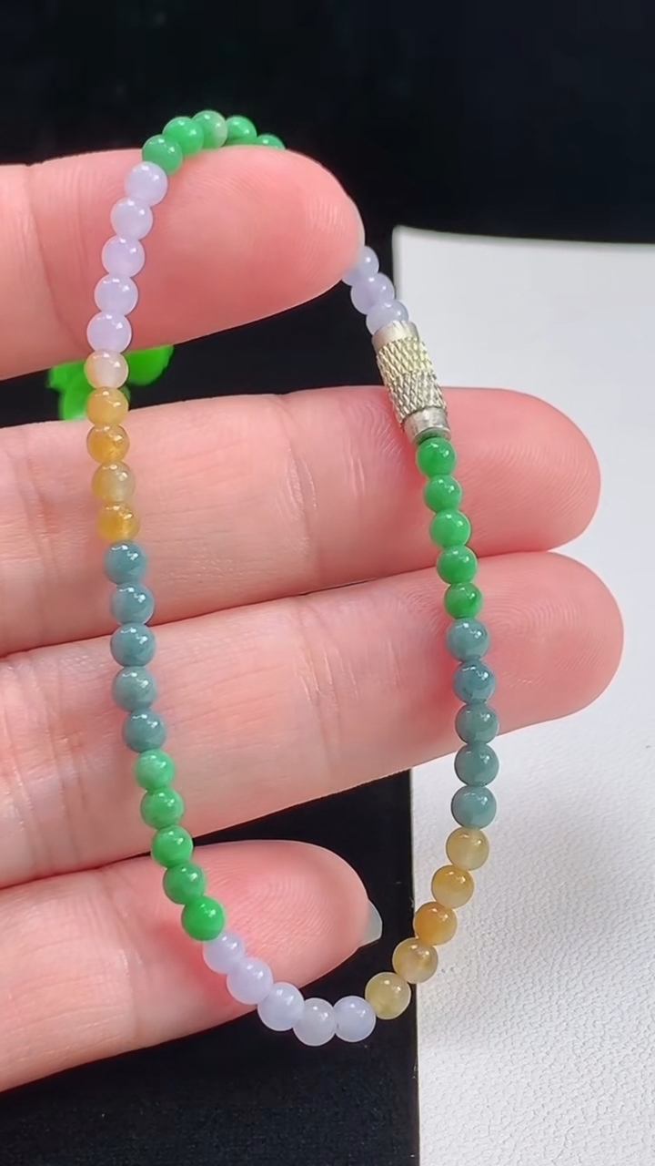 天然A货翡翠三彩小米圆珠手串，尺寸3.2-51颗 重量:4.20g8月9日
工厂直销收藏佳品,种好水足，色泽均匀，有种有色，上手高大气！