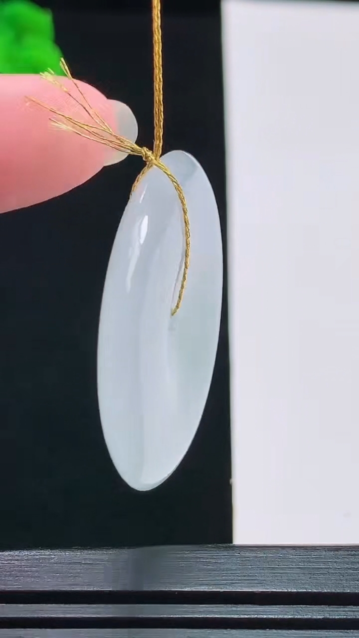 天然A货翡翠飘花平安扣吊坠，尺寸35.5-5.2 重量:14.62g
8月9日