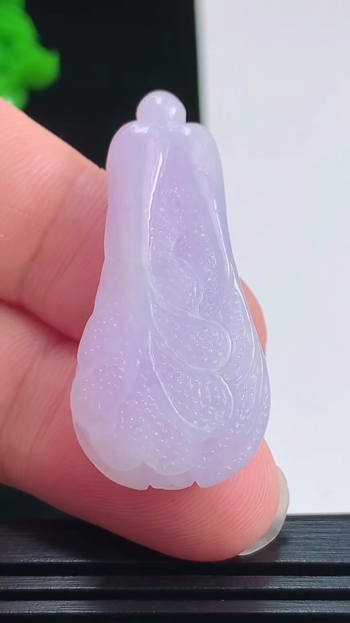 天然A货翡翠紫罗兰白菜吊坠，尺寸40-18.2-9.5 重量:11.19g
8月9日