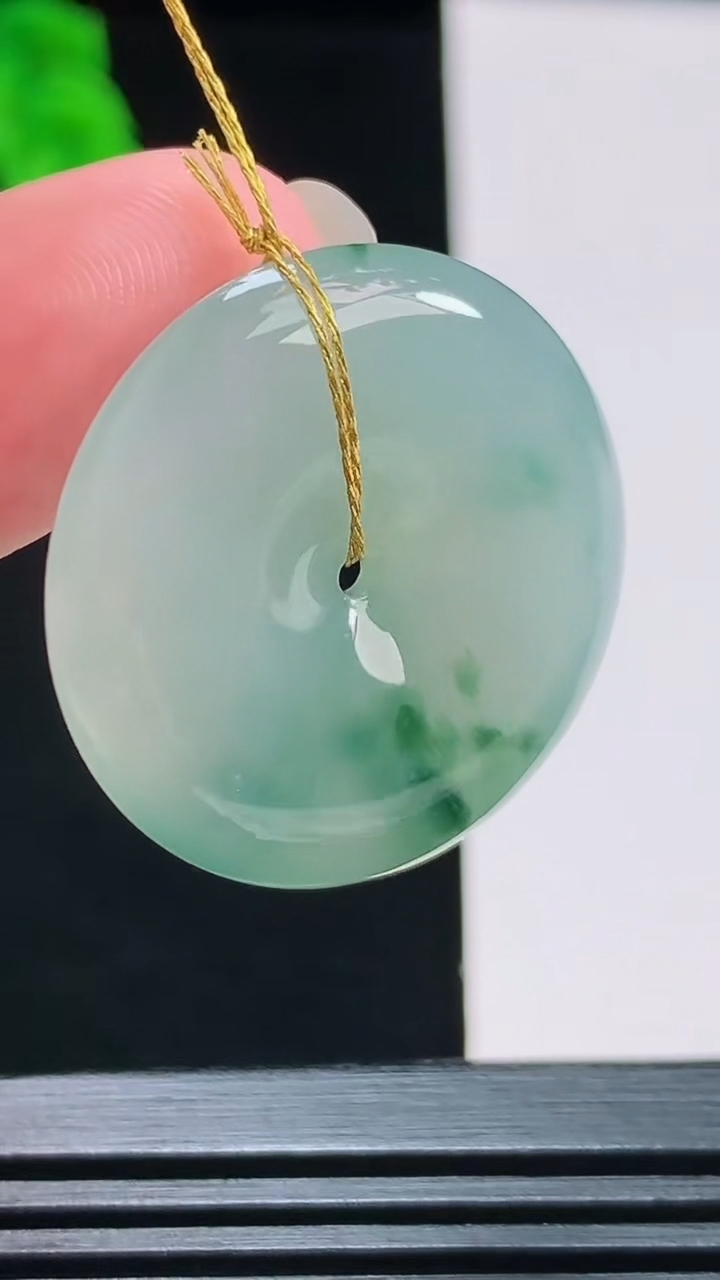 天然A货翡翠冰种飘花平安扣吊坠，尺寸28.5-6.2 重量:10.74g
8月9日