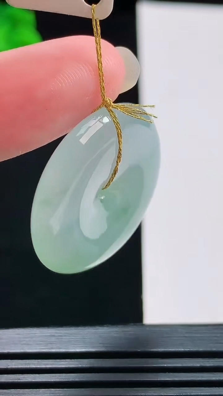 天然A货翡翠冰种飘花平安扣吊坠，尺寸28-5.8 重量:9.50g
8月9日