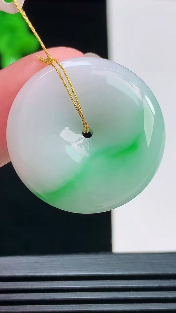 天然A货翡翠平安扣吊坠，尺寸26-6.5 重量:9.51g
8月9日