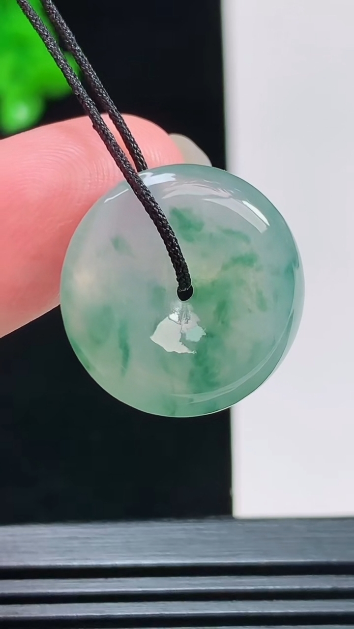 天然A货翡翠飘花平安扣吊坠，尺寸20-5.2 重量:4.26g
8月9日