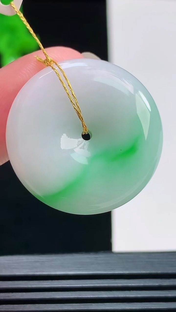天然A货翡翠平安扣吊坠，尺寸26-6.5 重量:9.51g
8月9日