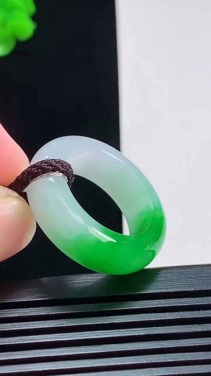 天然A货翡翠玉指环 戒指，尺寸18-8-5 重量:8.00g2026年8月9日
工厂直销收藏佳品,种好水足，色泽均匀，有种有色，上手高大气！