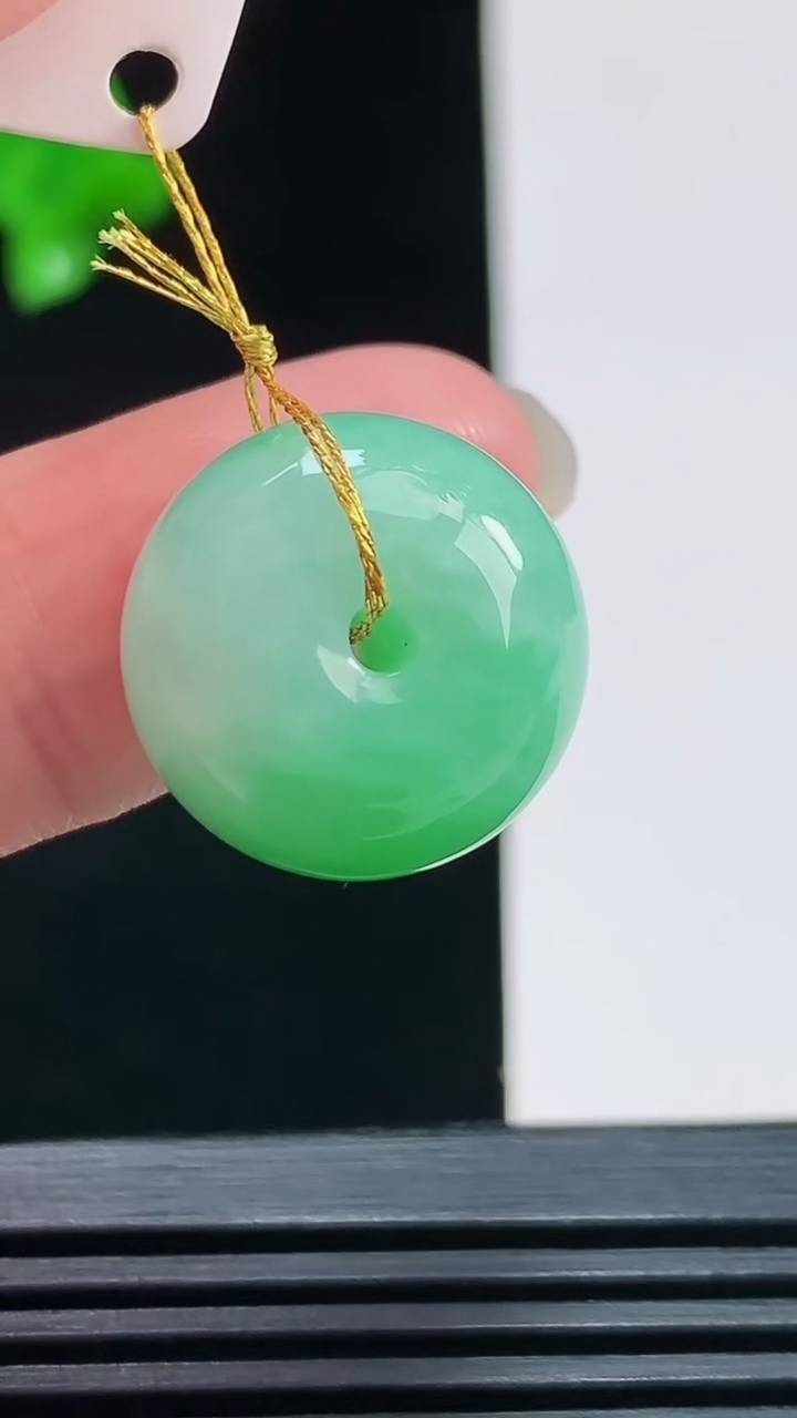 天然A货翡翠路路通吊坠，尺寸17.2-12 重量:7.65g
8月9日
