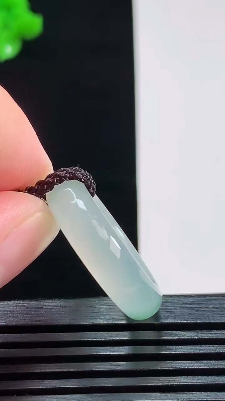 天然A货翡翠冰种飘花玉指环 戒指，尺寸16.8-5.6-3.5 重量:4.29g2026年8月9日
工厂直销收藏佳品,种好水足，色泽均匀，有种有色，上手高大气！
